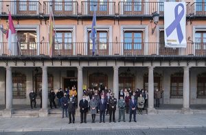 Los trabajadores y trabajadoras de la AGE  guardan un minuto de silencio por las víctimas de la violencia de género a las puertas de la Delegación del Gobierno