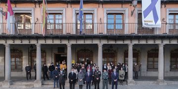 Los trabajadores y trabajadoras de la AGE  guardan un minuto de silencio por las víctimas de la violencia de género a las puertas de la Delegación del Gobierno