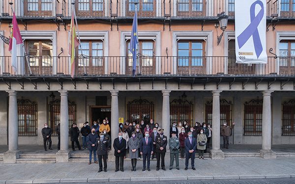 Los trabajadores y trabajadoras de la AGE guardan un minuto de silencio por las víctimas de la violencia de género a las puertas de la Delegación del Gobierno
