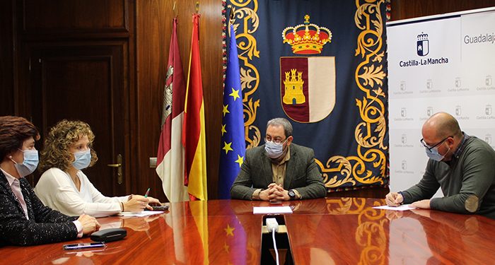 Lucas Castillo se reúne con Eusebio Robles para abordar cuestiones sanitarias en Yunquera de Henares