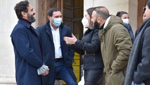 Martínez Chana y los representantes de los bomberos firman el convenio colectivo que llevaba caducado desde 2015