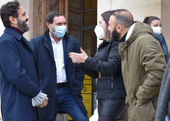 Martínez Chana y los representantes de los bomberos firman el convenio colectivo que llevaba caducado desde 2015