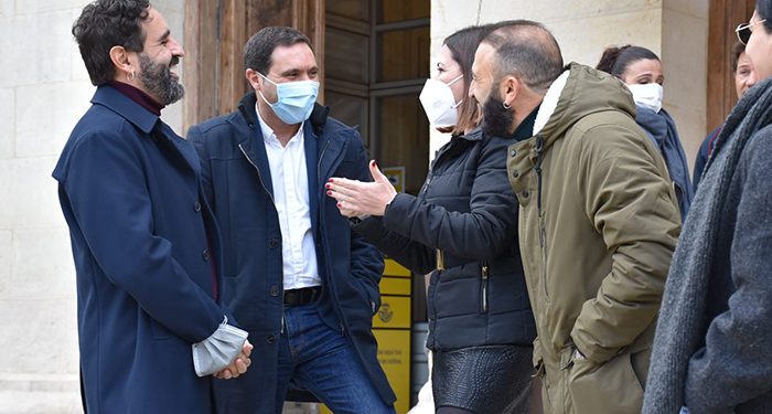 Martínez Chana y los representantes de los bomberos firman el convenio colectivo que llevaba caducado desde 2015