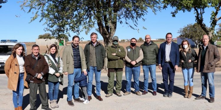 Núñez muestra su compromiso claro con el sector cinegético de Castilla-La Mancha 1 nunez y terol en las pedroneras2