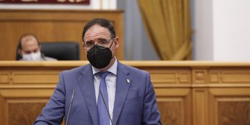Prieto critica el “desastre” del transporte público en la región que incluye que la Junta “impida a alumnos de bachillerato viajar en autobuses escolares para ir a clase”