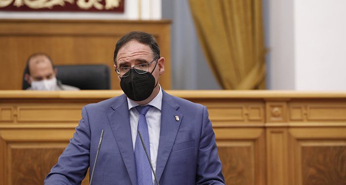 Prieto critica el “desastre” del transporte público en la región que incluye que la Junta “impida a alumnos de bachillerato viajar en autobuses escolares para ir a clase”