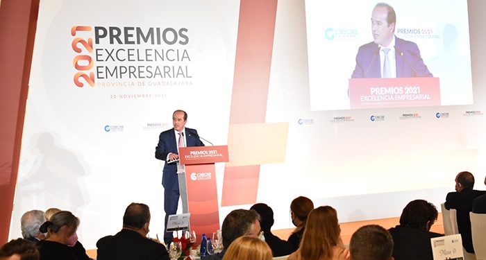 Rojo “Hemos trabajado codo a codo con los agentes sociales para destinar 1,8 millones de euros a ayudar a la pequeña empresa y los autónomos de la ciudad”