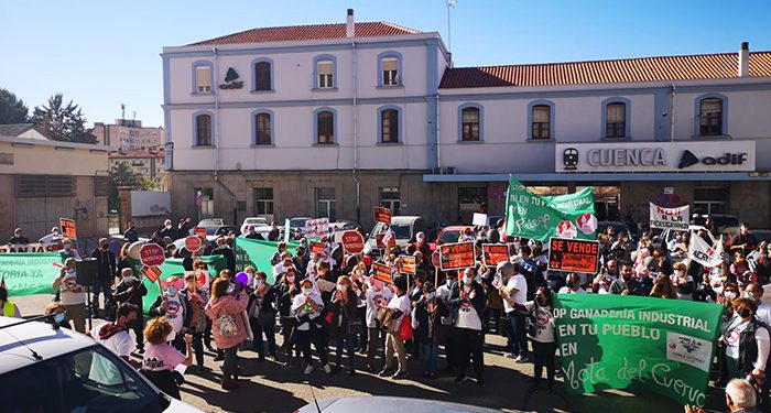 Más de mil personas rechazan en Cuenca la "venta" de los pueblos a la ganadería industrial 1 Vecinos de varios pueblos de Cuenca exigen a la Junta el fin del favoritismo a la ganadería industrial