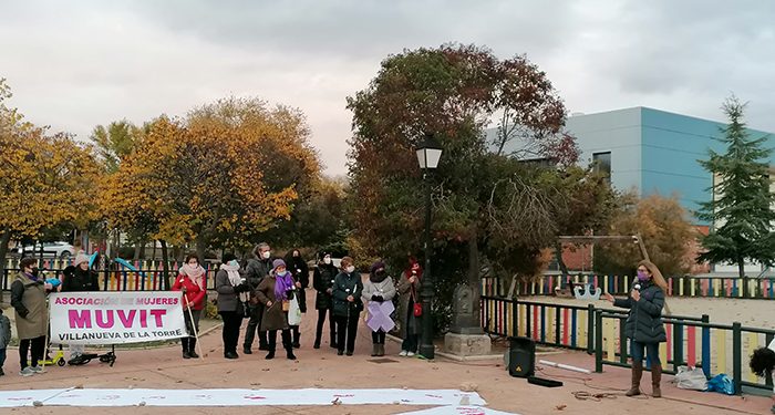 Villanueva de la Torre clama contra la violencia de género con su tradicional marcha y una emocionante intervención escénica