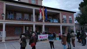 Villanueva de la Torre conmemora el Día Internacional de la Eliminación de la Violencia contra las Mujeres con una marcha reivindicativa y una intervención escénica