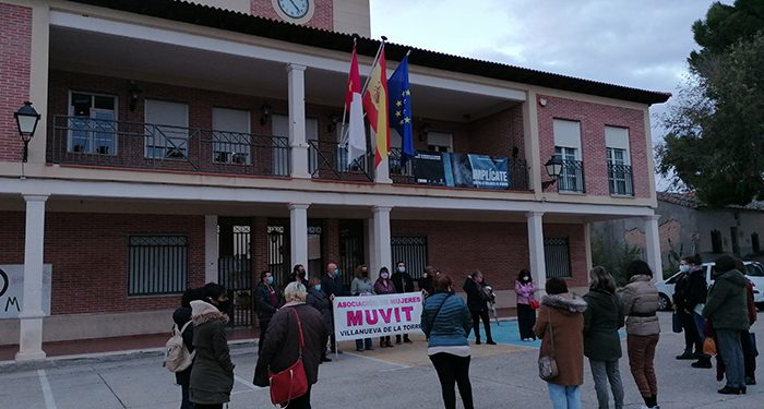 Villanueva de la Torre conmemora el Día Internacional de la Eliminación de la Violencia contra las Mujeres con una marcha reivindicativa y una intervención escénica