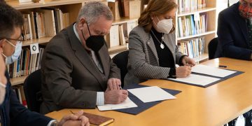 Firmado el acuerdo para que la ‘Biblioteca de Poesía Española Antonio Hernández’ de Guadalajara se integre al Sistema Regional de Bibliotecas
