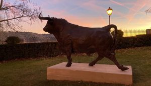 Brihuega inaugura su escultura en homenaje al Encierro del 16 de agosto entre personalidades del mundo taurino