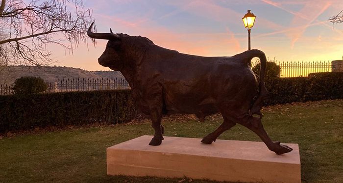 Brihuega inaugura su escultura en homenaje al Encierro del 16 de agosto entre personalidades del mundo taurino