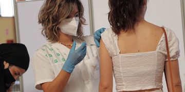 Castilla-La Mancha enviará en la mañana de este martes cerca de dos millones de sms ante el inicio de la vacunación contra el Covid-19 de niñas y niños entre once y nueve años