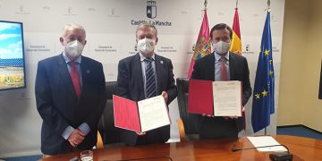 Castilla-La Mancha firma un protocolo con la UNEF para reforzar la instalación de plantas fotovoltaicas con respeto al medioambiente y la biodiversidad