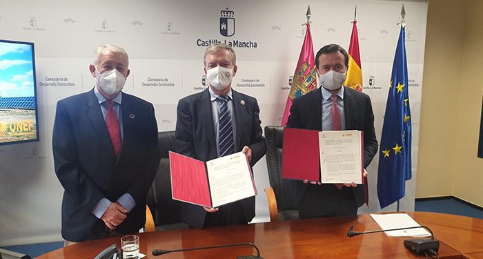 Castilla-La Mancha firma un protocolo con la UNEF para reforzar la instalación de plantas fotovoltaicas con respeto al medioambiente y la biodiversidad