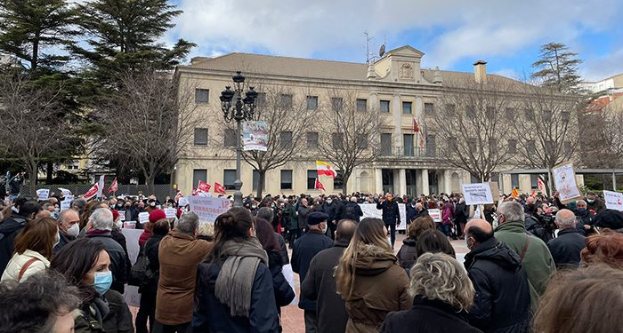Cuenca vuelve a defender en la calle el tren tradicional y rechaza frontalmente la propuesta de CEOE y Ministerio