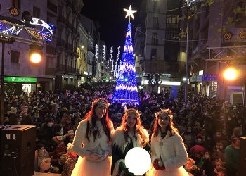 Decenas de niños y niñas conquenses ayudan al Hada de la Navidad a encender las luces ornamentales en Carretería