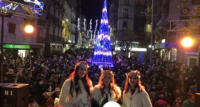 Decenas de niños y niñas conquenses ayudan al Hada de la Navidad a encender las luces ornamentales en Carretería 1 Decenas de niños y niñas conquenses ayudan al Hada de la Navidad a encender las luces ornamentales en Carretería