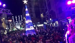 Decenas de niños y niñas conquenses ayudan al Hada de la Navidad a encender las luces ornamentales en Carretería