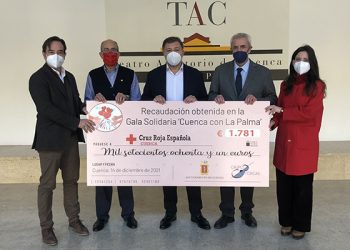 El Ayuntamiento de Cuenca y Grupo Torcas entregan a Cruz Roja los 1.781 euros recaudados en la gala solidaria ‘Cuenca con La Palma’