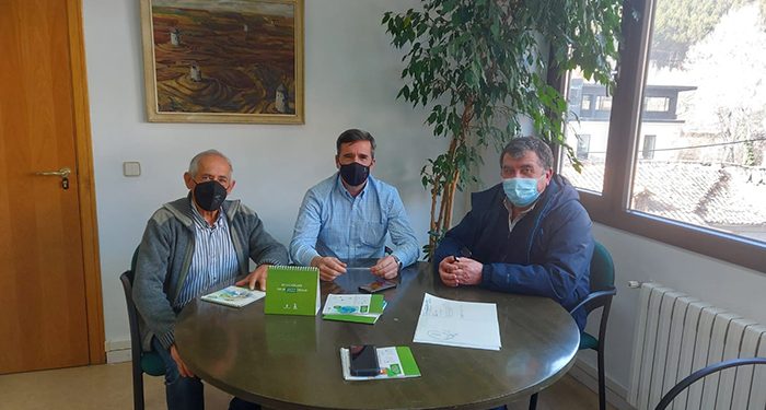 El Gobierno regional resalta el compromiso del sector de la apicultura en la certificación forestal de los montes públicos