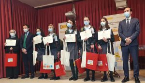 El ministro Alberto Garzón entrega al equipo de ‘Las Romanas’, del Colegio ‘Santa María de la Expectación’ de Cuenca, el primer premio del concurso escolar ‘Consumópolis16