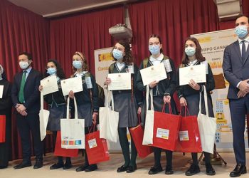 El ministro Alberto Garzón entrega al equipo de ‘Las Romanas’, del Colegio ‘Santa María de la Expectación’ de Cuenca, el primer premio del concurso escolar ‘Consumópolis16’