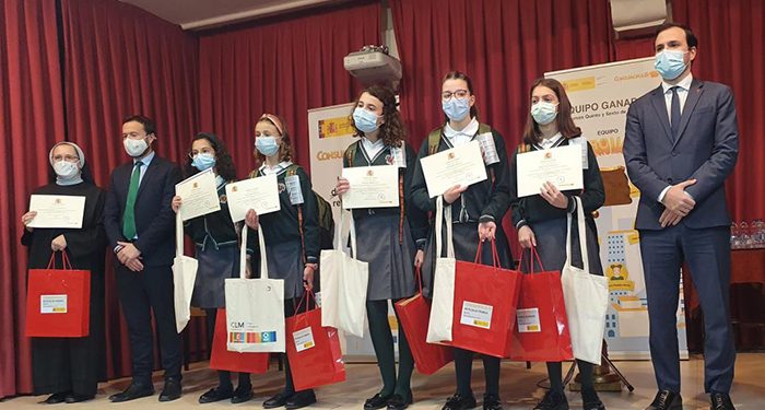 El ministro Alberto Garzón entrega al equipo de ‘Las Romanas’, del Colegio ‘Santa María de la Expectación’ de Cuenca, el primer premio del concurso escolar ‘Consumópolis16’ 1 El ministro Alberto Garzón entrega al equipo de ‘Las Romanas’, del Colegio ‘Santa María de la Expectación’ de Cuenca, el primer premio del concurso escolar ‘Consumópolis16