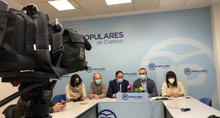 El PP de Cuenca califica el cierre del tren como “ejemplo de la confluencia de gobiernos socialistas” y pide la dimisión de Chana “por mentir y no defender a la provincia” 1 El PP de Cuenca califica el cierre del tren como “ejemplo de la confluencia de gobiernos socialistas” y pide la dimisión de Chana “por mentir y no defender a la provincia”