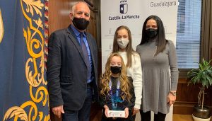 Fernández-Montes  recibe a las gimnastas del Club Rítmica Infantado tras los éxitos conseguidos en el Campeonato de España