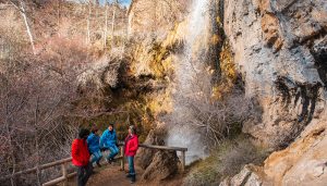 La cascada del molino de Tragacete y el paloteo de Iniesta serán las imágenes de los calendarios provinciales en el 2022