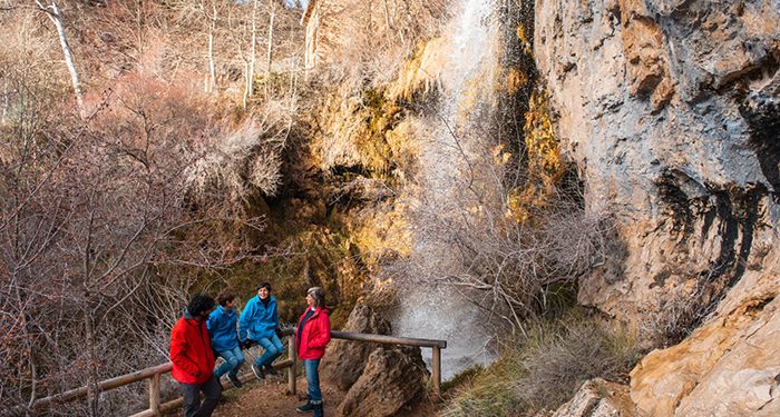 La cascada del molino de Tragacete y el paloteo de Iniesta serán las imágenes de los calendarios provinciales en el 2022