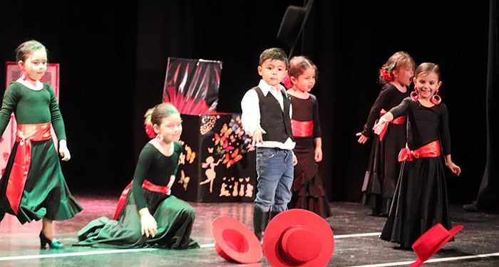 La Escuela de Danza de Cabanillas roza el lleno con su Festiva de Navidad