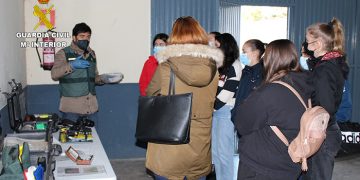 La Guardia Civil de Cuenca recibe la visita de alumnos de la UCLM