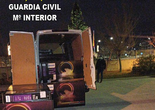 La Guardia Civil detiene en Azuqueca de Henares a cuatro personas por un delito continuado de hurto en una empresa de logística