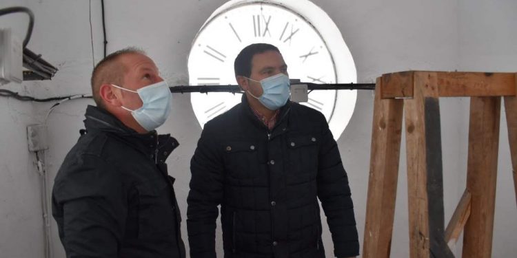 La Diputación ayuda con 18.500 euros al Ayuntamiento de Las Majadas para la reparación del reloj de la torre