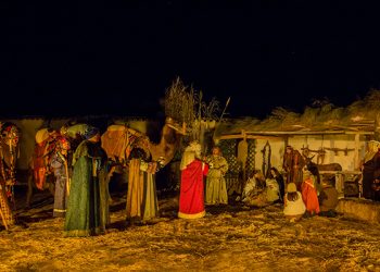 Los Reyes Magos llegaron en camellos a Galápagos en la vuelta de su Belén Viviente