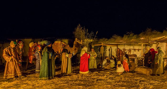 Los Reyes Magos llegaron en camellos a Galápagos en la vuelta de su Belén Viviente