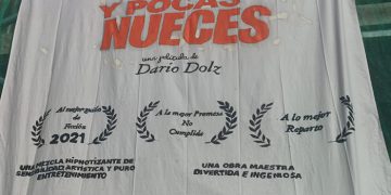 Los vecinos de San Antón galardonan con tres premios al alcalde de Cuenca por su película ‘Mucho ruido y pocas nueces’