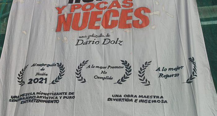 Los vecinos de San Antón galardonan con tres premios al alcalde de Cuenca por su película ‘Mucho ruido y pocas nueces’