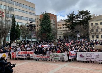 La Plataforma en Defensa del Ferrocarril denuncia que el Ministerio de Transportes oculta su acuerdo sobre el tren regional y llama a una movilización histórica