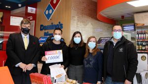 Oilsan Energy sella el cheque premiado con 1.000 euros del último sorteo del año de la Concejalía de Comercio de Guadalajara