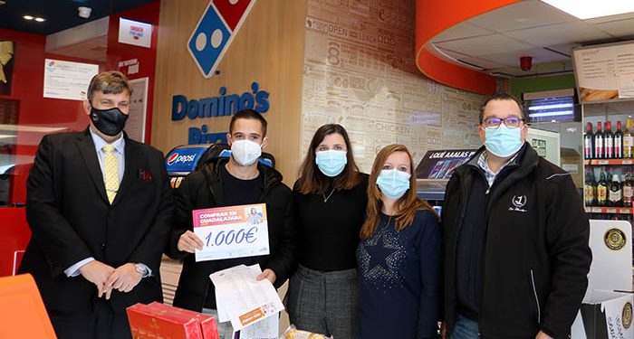 Oilsan Energy sella el cheque premiado con 1.000 euros del último sorteo del año de la Concejalía de Comercio de Guadalajara