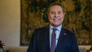 Page recuerda el aniversario de la primera inoculación de la vacuna convencido de que 2022 será el año definitivo para “acorralar al virus”