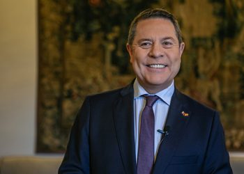 Page recuerda el aniversario de la primera inoculación de la vacuna convencido de que 2022 será el año definitivo para “acorralar al virus”