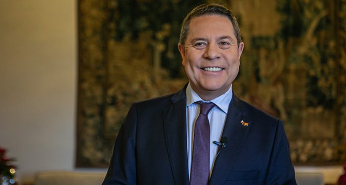 Page recuerda el aniversario de la primera inoculación de la vacuna convencido de que 2022 será el año definitivo para “acorralar al virus”