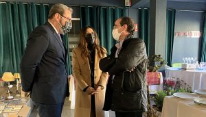 Robles visita el Mercadillo Solidario que organiza Nipace con el fin de recaudar fondos para crear una sala de terapias multisensorial