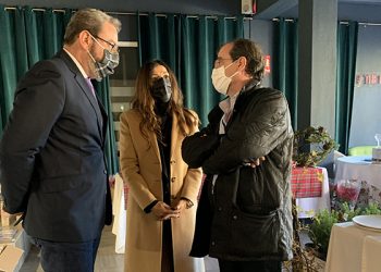 Robles visita el Mercadillo Solidario que organiza Nipace con el fin de recaudar fondos para crear una sala de terapias multisensorial